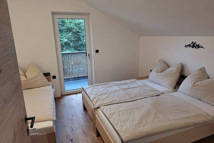 Ganze Wohnung, Stilvoll eingerichtete und gemütliche Ferienwohnung mit Bergblick! in Stubaier Alpen, Oberperfuss
