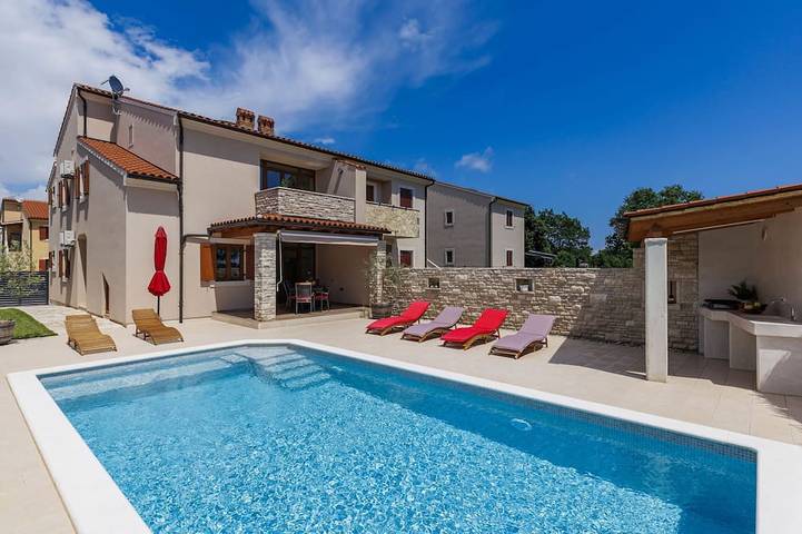 Ferienhaus für 8 Personen, mit Pool und Terrasse sowie Balkon/Terrasse - 1