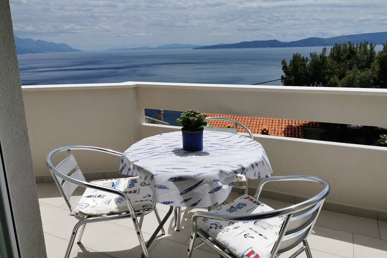 Entire apartment, Two bedroom apartment with balcony and sea view Marušići, Omiš A-25687-a in Marusici, Omiš-Riviera