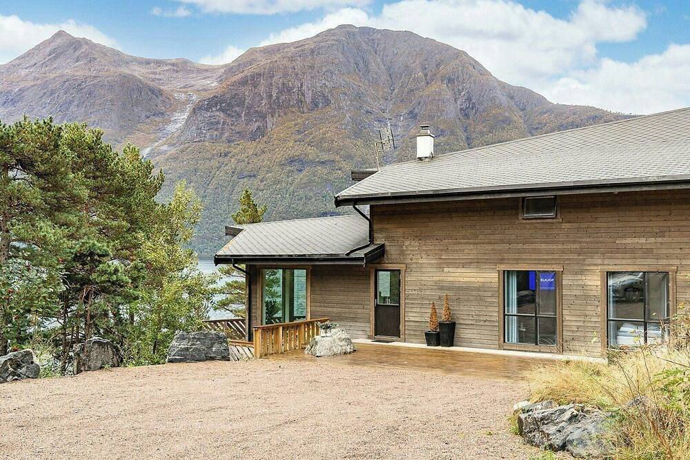 Fjordhütte mit Blick auf Wasserfälle im Romsdal in Rauma (Norwegen), Nördliches Fjordnorwegen