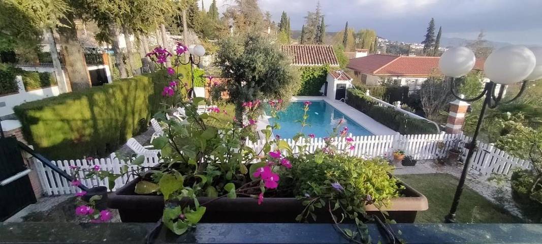 Location de vacances pour 12 personnes, avec Balcon et Terrasse ainsi que Jardin et Piscine à Alfacar