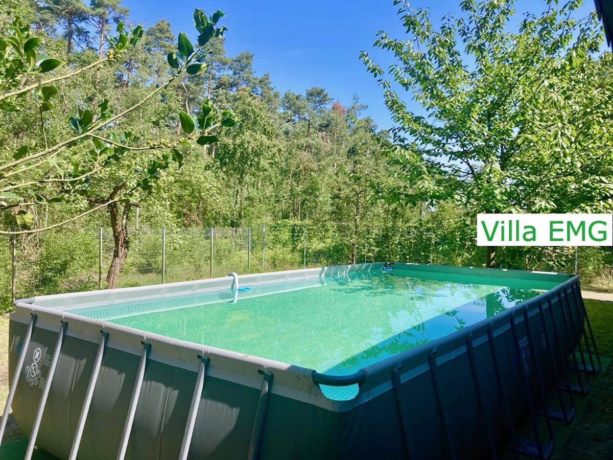 Ferienhaus Villa Emg Celle nah Hannover mit Pool, Kamin, Garten, Teich, Wald, Partyraum für Familien Gruppen bis 22 Personen in Celle, Aller-Leine-Tal