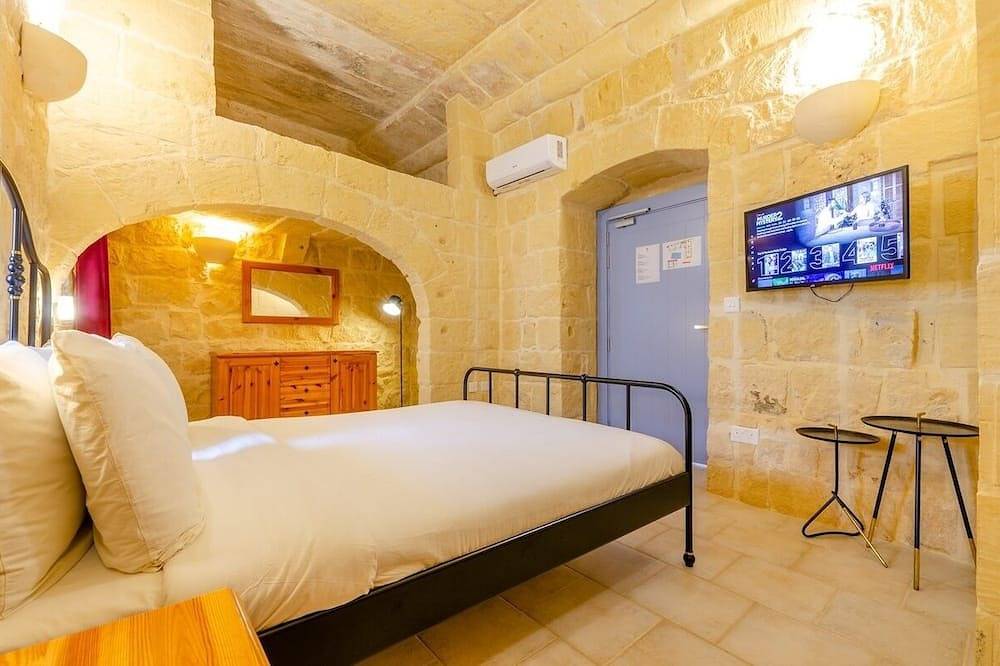 300y/o Gozo Country Villa: pool, games, sleeps 14 in Munxar, Gozo