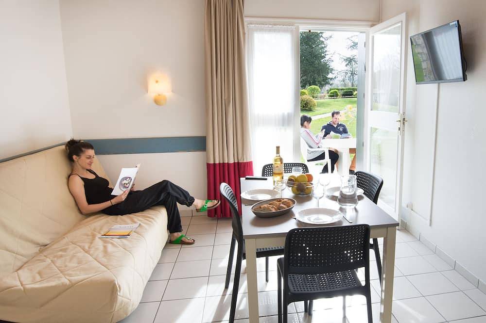Entire apartment, Espalion, pleasant accommodation 5 people, heated swimming pool, ideal for families in Espalion, Massif Central