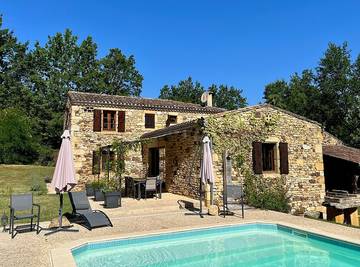 Gîte pour 13 personnes, avec piscine ainsi que terrasse et jardin, animaux acceptés à Biron