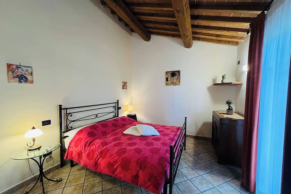 Tuscan getaway: pool, lake view & warm family hospitality in organic farmhouse in Pieve Santo Stefano, Valtiberina