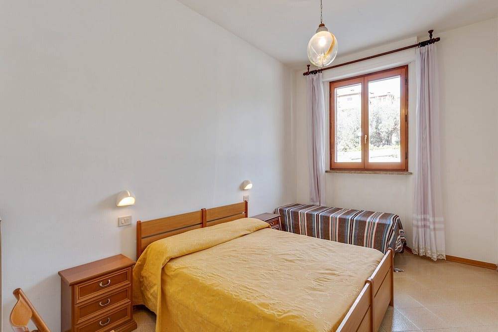 Entire apartment, Spacious Lakefront Apartment in Tuoro sul Trasimeno, Lake Trasimeno