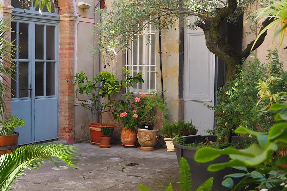 Entire apartment, Large duplex apartment of character ideally located downtown in Carcassonne, Carcassonne region