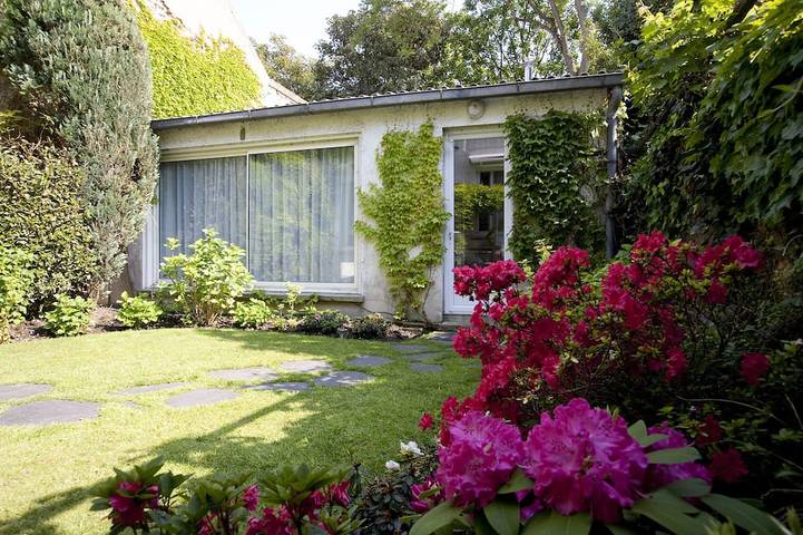 Una casa de huéspedes con encanto en un jardín a 500 metros de París in Malakoff, Altos del Sena