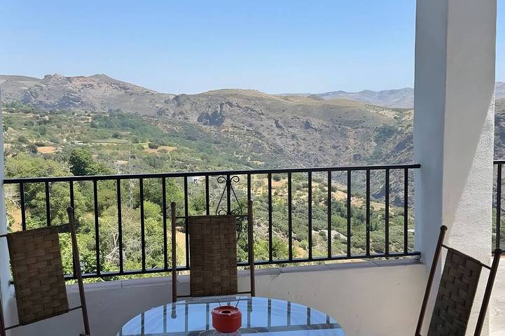 Apartamento para 2 personas, con balcón y piscina, Se admiten mascotas en Pitres