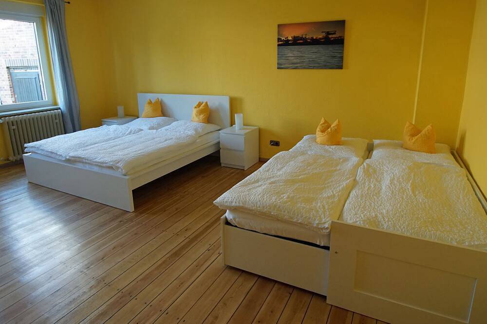 Ganze Wohnung, Ferienwohnung mit Kamin in großzügigem Haus mit Hof und Garten in Muldestausee, Dübener Heide