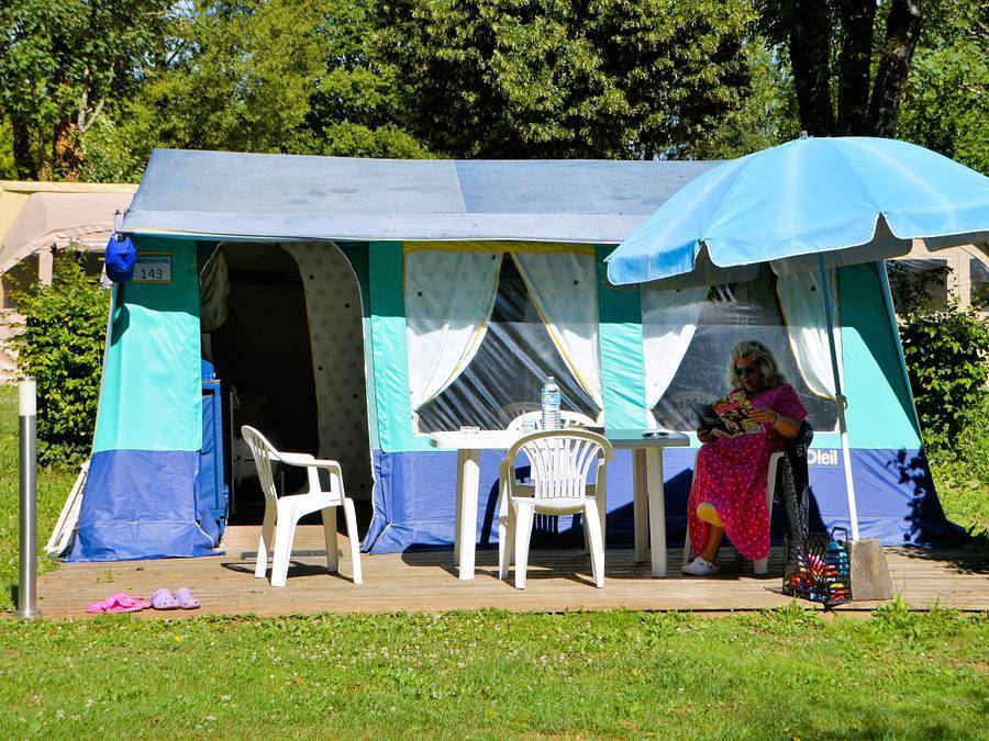 Camping Les Bords de Loue - Bungalow toilé 6 personnes - Tente bungalow 25m² - 2 chambres - sans sanitaires 4/6 pers in Parcey, Jura