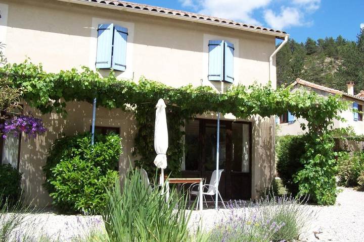 Location de vacances pour 2 personnes, avec Terrasse et Jardin ainsi que Piscine et Vue dans Beaumont-en-Diois - 4