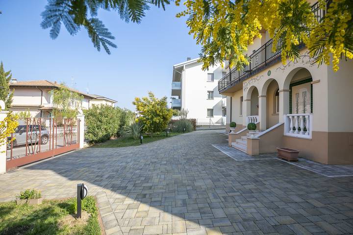 Ferienwohnung für 4 Personen, mit Terrasse und Kinderpool in Desenzano del Garda