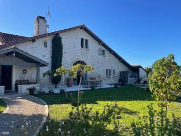 Gîte pour 2 personnes, avec jardin ainsi que piscine et vue à Guiche