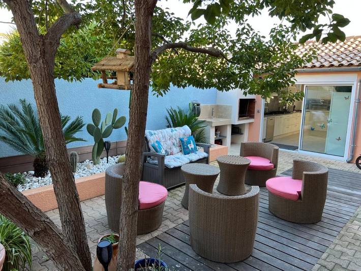 Location de vacances pour 4 personnes, avec Balcon et Terrasse ainsi que Jardin et Piscine dans Theatre Galli Sanary Sur Mer