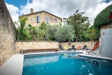 Hôtel pour 2 personnes, avec piscine et jacuzzi ainsi que sauna et jardin, animaux acceptés à Collias