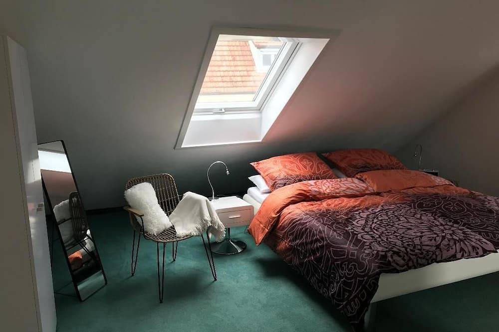 Ganze Wohnung, Großzügige, moderne Ferienwohnung (53qm) in ruhiger Lage mit Panoramablick über das Taubertal in Röttingen, Taubertal