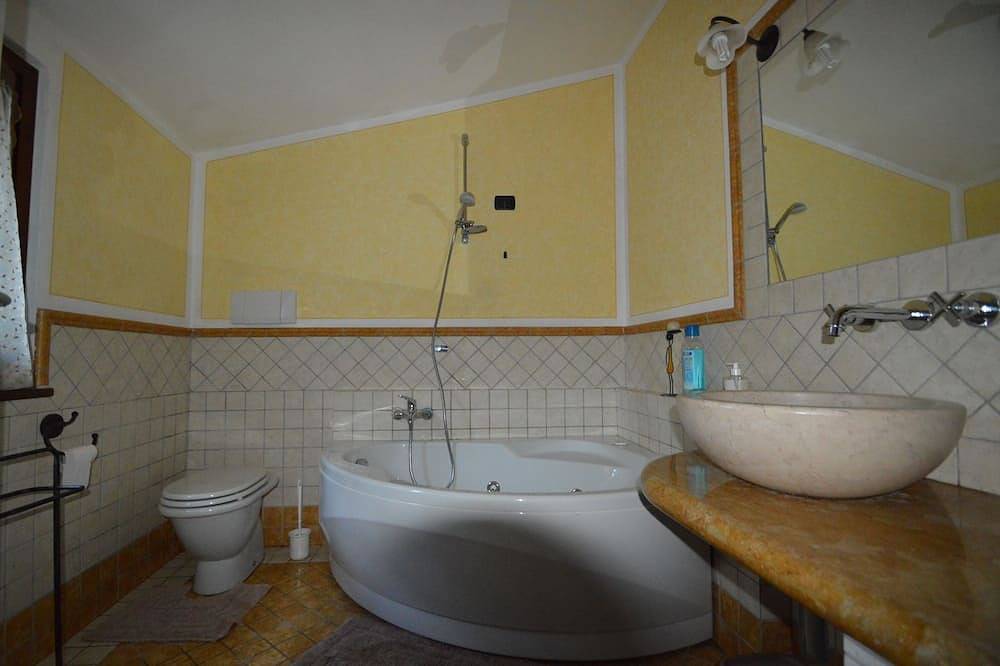 Huis op twee verdiepingen, groot huis omgeven door groen. in Lonato, Provincie Brescia