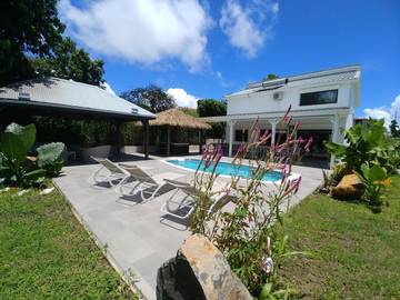 Location de vacances pour 10 personnes, avec piscine ainsi que jardin et jacuzzi dans Riviere la Lezarde