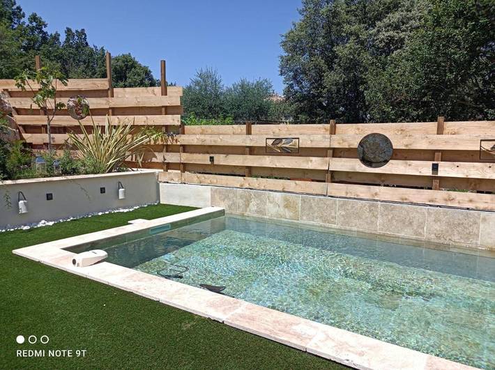 Location de vacances pour 4 personnes, avec vue ainsi que terrasse et piscine à Mons (Gard)