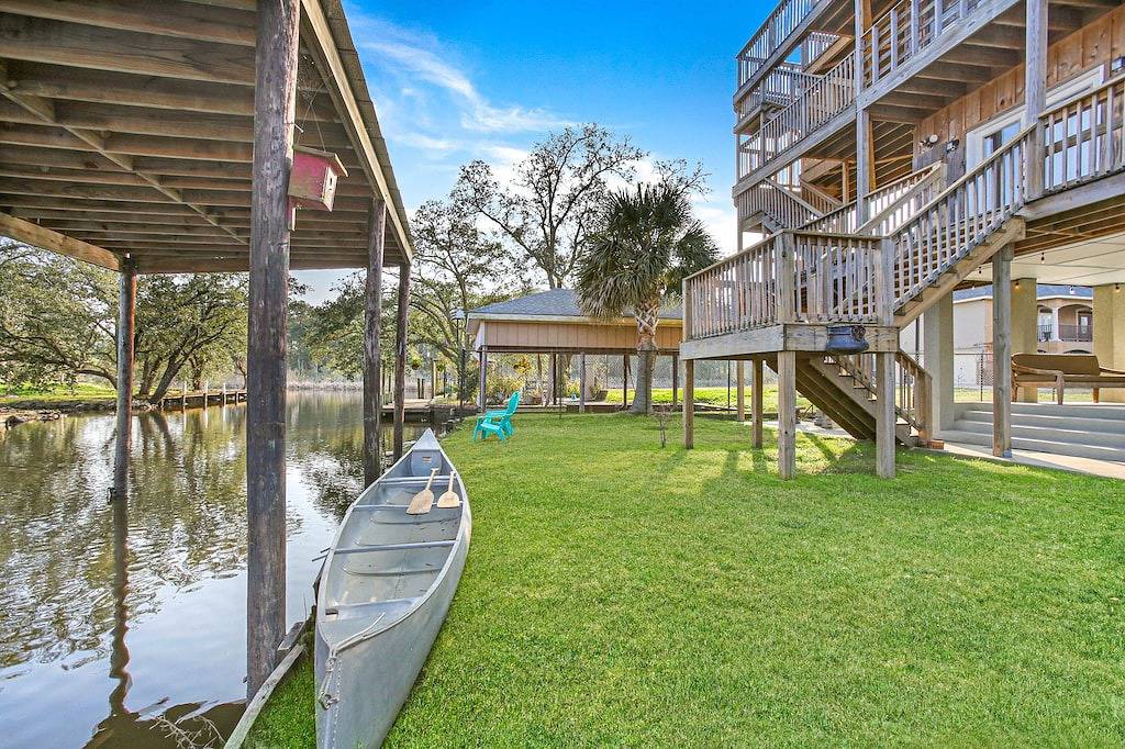 Unique Bayou Waterfront Whimsical home in family neighbor in Slidell, Lake Pontchartrain