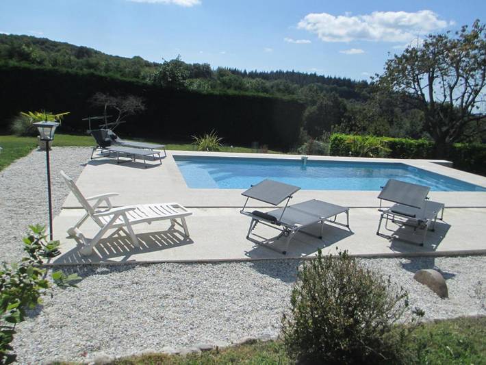 Location de vacances pour 4 personnes, avec jardin ainsi que vue et piscine à Beynat - 2