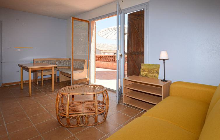 Entire holiday apartment, Seaside Apartment with Terrace, Parking & Fishing - 2km to Ficajola Beach in Piana, Ajaccio region