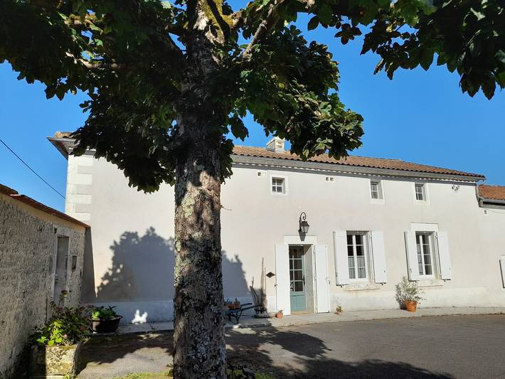 Gîte « Location de Vacances » avec terrasse privée, jardin privé et Wi-Fi in Ambleville, Charente