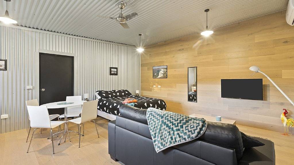 Die Allee - Strand und Buschhütte in Avoca Beach, New South Wales