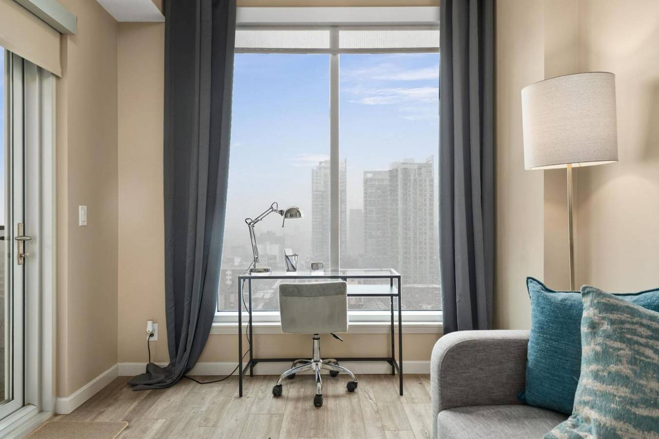 Entire apartment, Modern Dt Condo. Balcony. Parking. Gym. Hot Tub in Calgary, Canadian Rocky Mountains