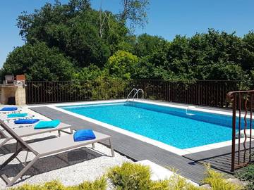 Gîte pour 4 personnes, avec piscine ainsi que terrasse et jardin à Bars