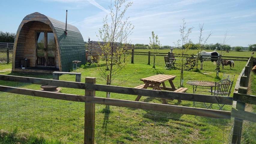 Camping for 4 people, with Hot tub and Garden in 