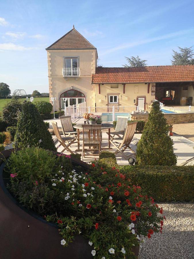 Gîte pour 2 personnes, avec vue ainsi que jardin et piscine dans Essertenne