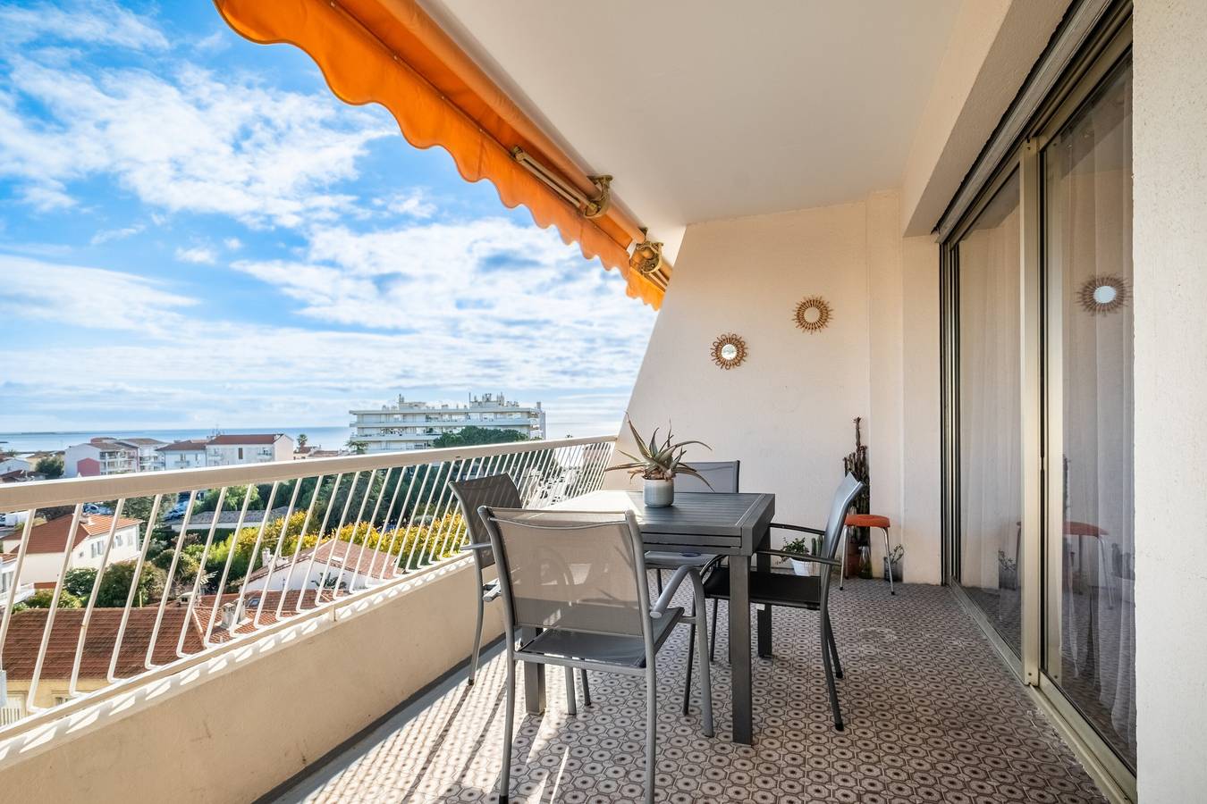Appartement entier, 'Couronne Cros' Proche plages, bel appartement traversant avec vue mer, climatisation et parking in Cagnes-sur-Mer, Région de Cannes