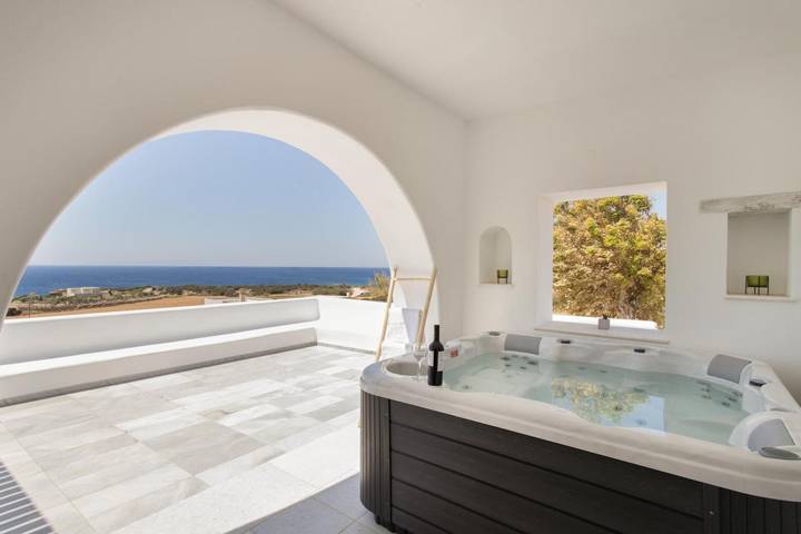 Villa pour 6 personnes, avec jacuzzi ainsi que balcon et jardin dans Paros