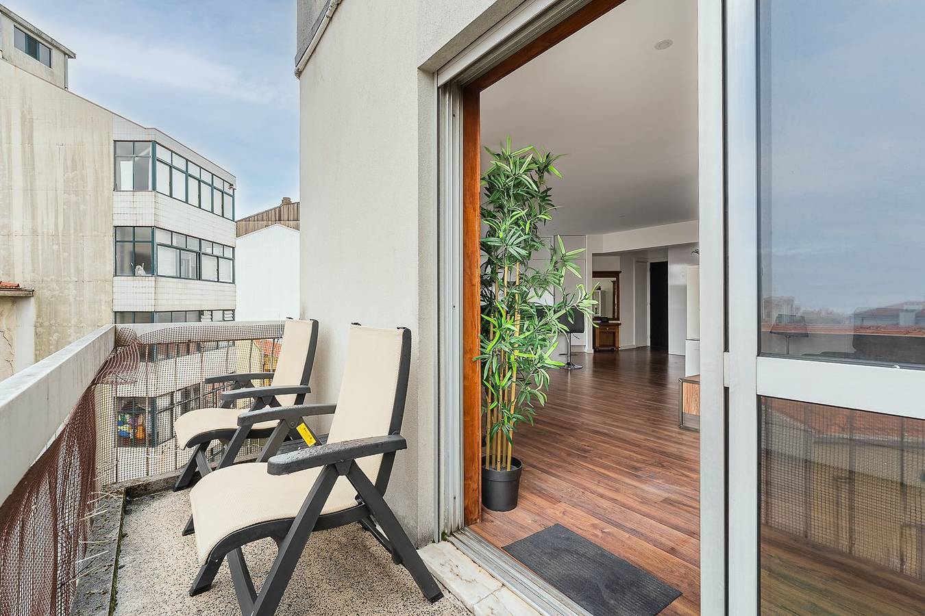 Entire apartment, Guestready - Urban vibe with balcony in Cedofeita, Porto
