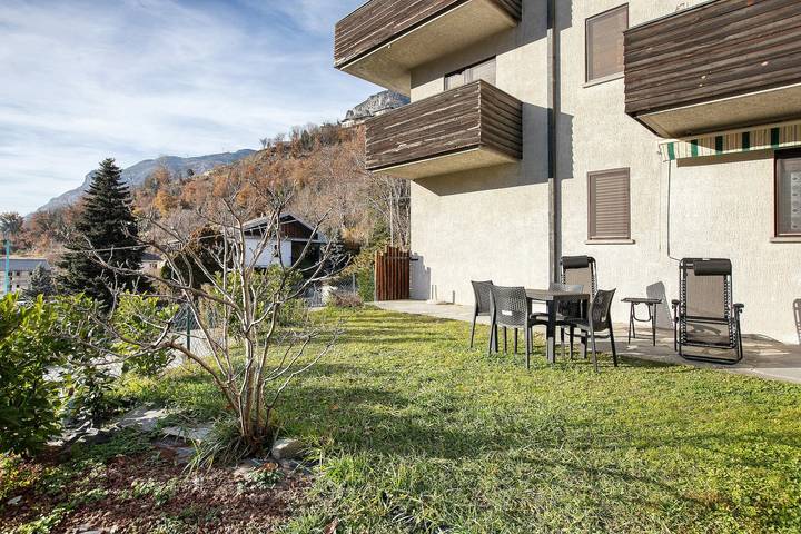 Hel lejlighed, ‘Maison De Doi – Chatillon’ Apartment with Mountain View, Private Garden & Wi-Fi in Saint-Vincent, Comune di Châtillon