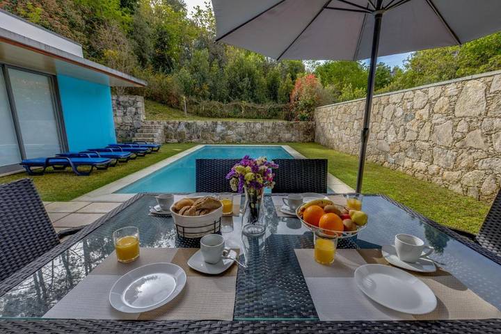 Location de vacances pour 6 personnes, avec piscine ainsi que vue et jardin dans Venade - 4