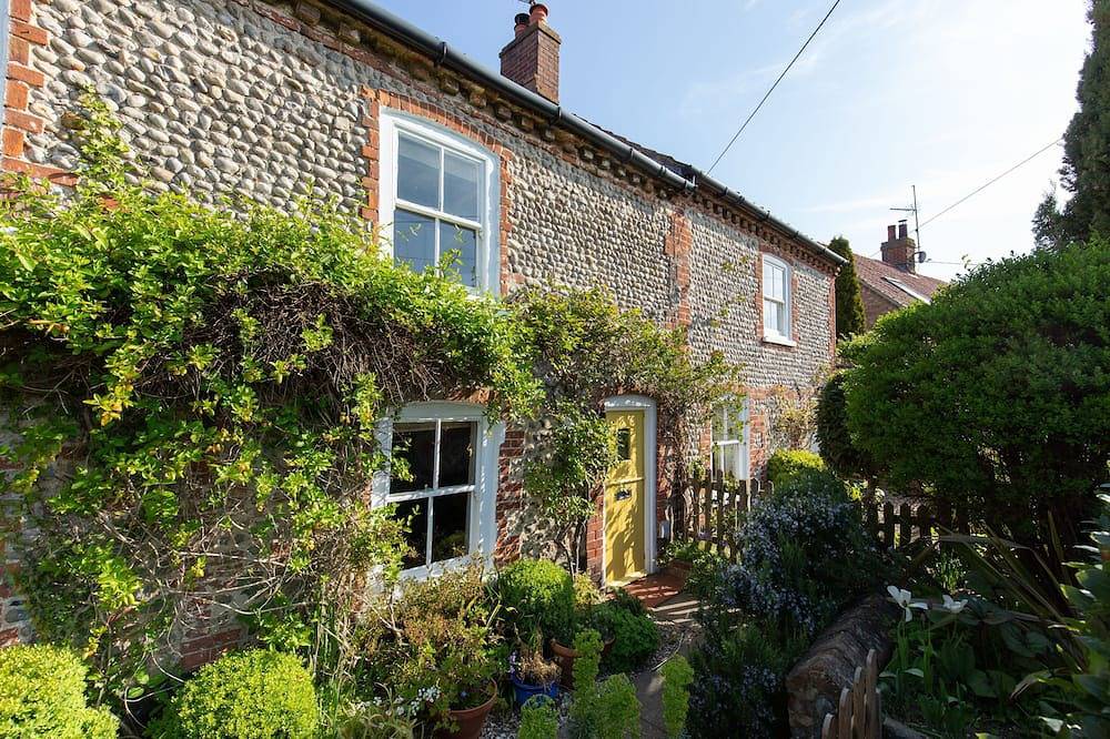 Bella's Cottage -  a self catering cottage that sleeps 3 guests  in 2 bedrooms in Stiffkey, Norfolk Coast