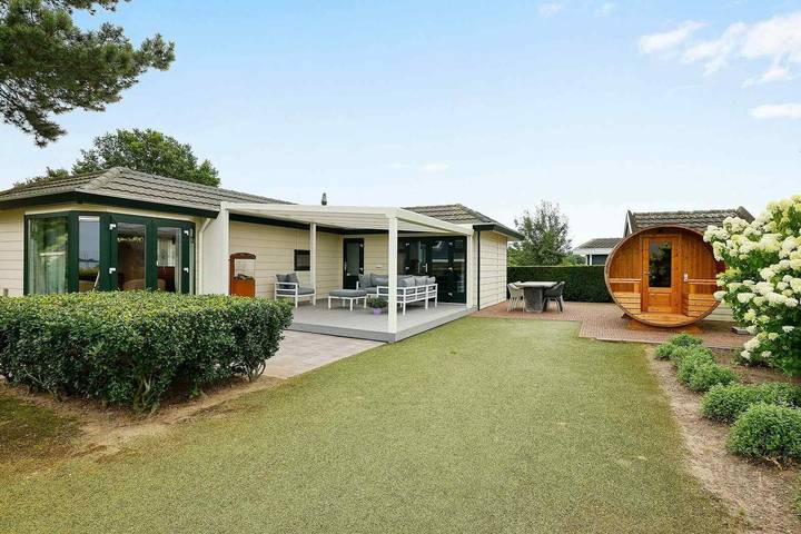 Chalet voor 6 personen, with tuin and terras as well as sauna in Nunspeet