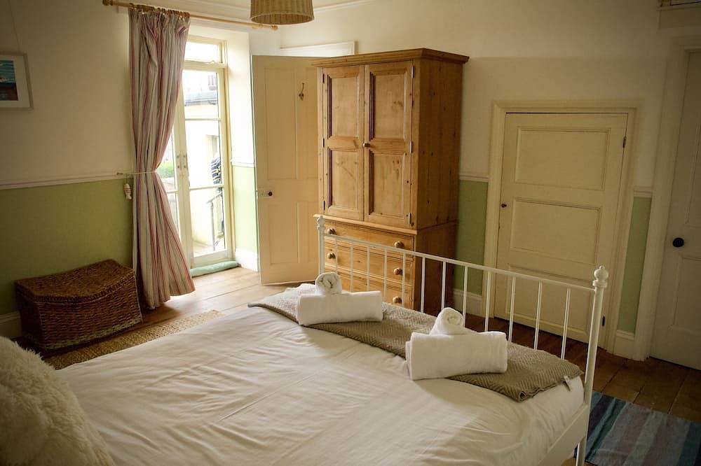 Harbourside 19th Century Cottage. Amazing Sea Views, Terrace and Garage Parking in Ilfracombe, Devon