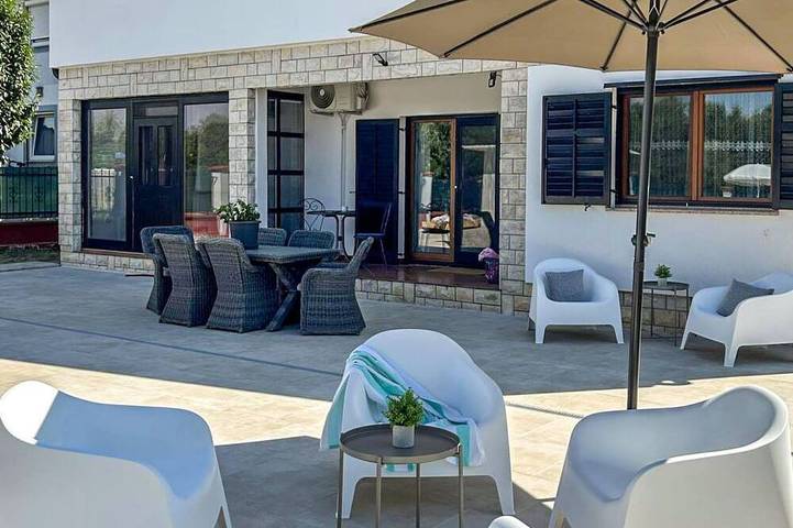 Ferienhaus für 10 Personen, mit Terrasse und Pool in Nova Vas