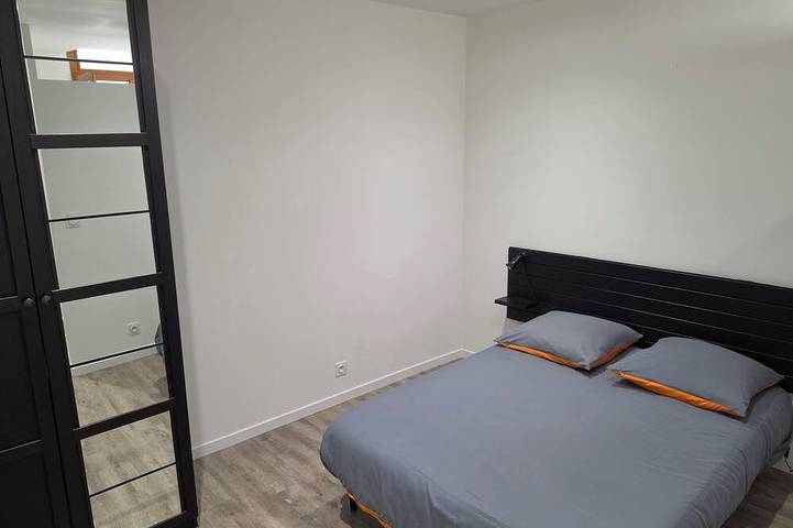 Appartement entier, Appartement de charme avec cour au calme in Gignac, Côte méditerranéenne (France)