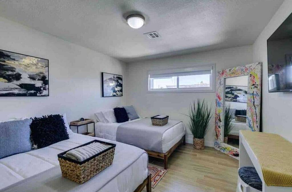 Las Vegas Getaway!! Sleeps 10+ King Bed. Jacuzzi. Open Layout!! in Winchester (NV), Nevada