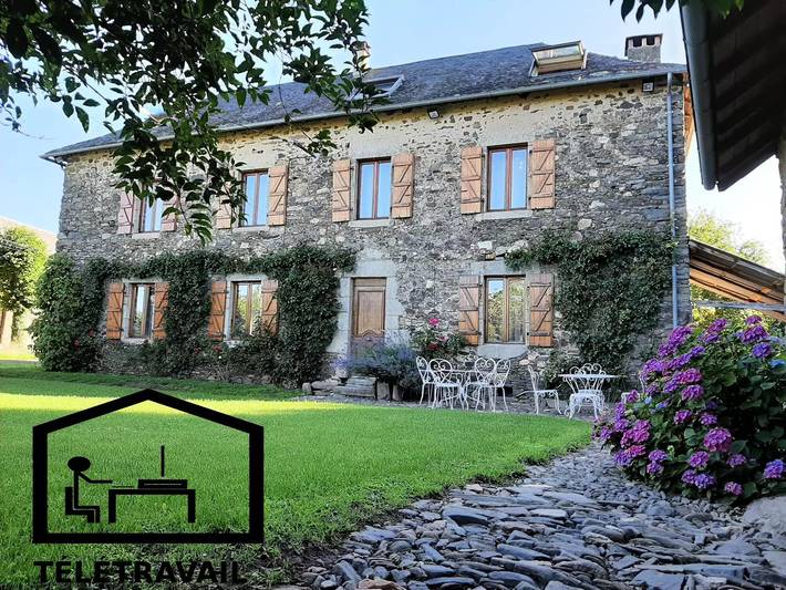 Gîte pour 10 personnes, avec Terrasse à Saint-Jal