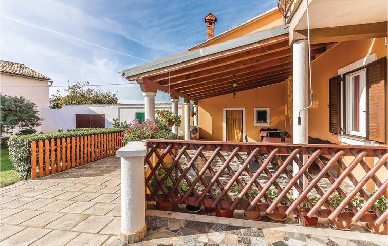 Ganze Ferienwohnung, Modernes Apartment mit Terrasse in der Nähe des Flughafens Pula – WLAN und Parkplatz inklusive in Valtura, Südküste Istrien
