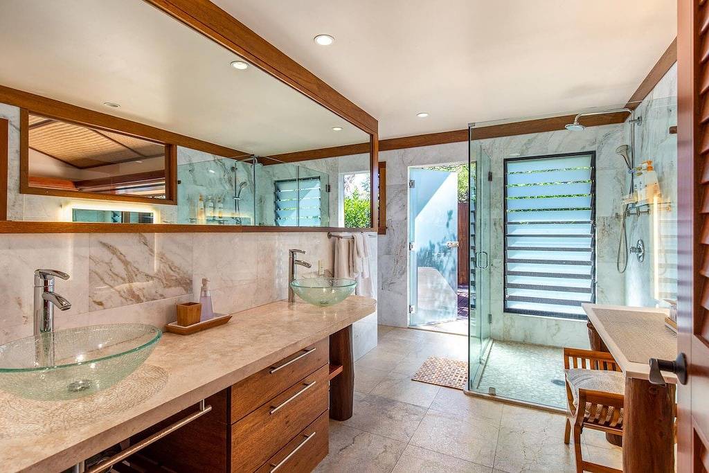 Ultra private oceanfront gated compound with pool & spa just minutes from town. in Komohana Kai, Kailua-Kona