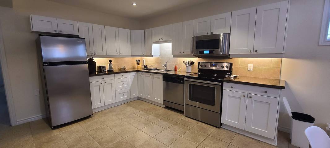 Spacious 2 Br, 3 beds,  sleeps 6, kitchen, laundry in Richmond Hill, Lake Ontario (Canada)