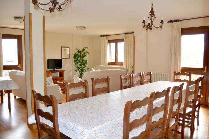 Casa de vacaciones para 10 personas, con Balcón y Terraza además de Jardín y Vistas en Cuenca de Pamplona